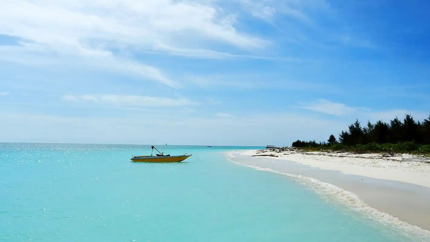 环滩岛优美蓝色大海风景图片桌面壁纸