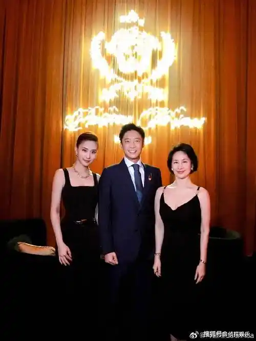 何超莲晒活动照,何超琼何猷君等家人罕见出镜,赌王家全是高颜值