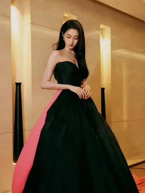 关晓彤出席国剧盛典,穿拼色抹胸长裙,一黑一粉个性吸睛!