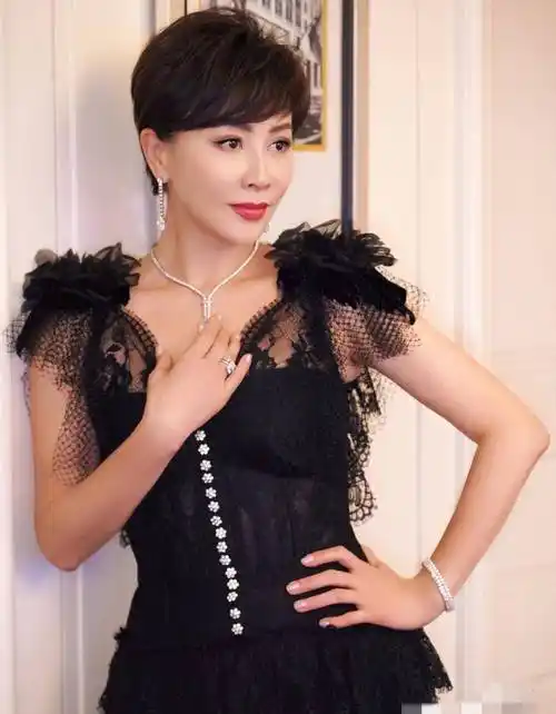 55刘嘉玲晒照状态好,珍珠耳环显气质,不愧是"珠宝专业户"!