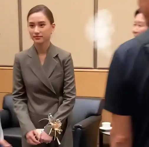 何超莲现身领奖再被疑怀孕,小腹明显凸起,候场瘫软在沙发显疲惫_窦骁