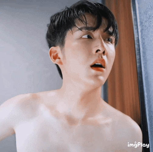 估计是因为现在的审美潮流,张新成不敢练出大块肌肉,但腹肌胸肌还是有