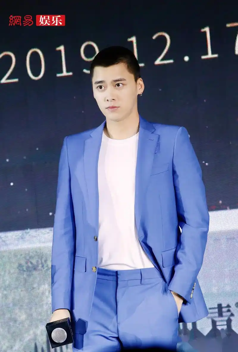 李易峰身穿天蓝色西装出席绿茶代言活动,清爽干净,这个绿茶代言人也太