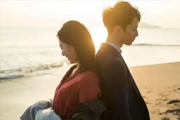 男人彻底离不开一个女人时,会有3个"失控表现"