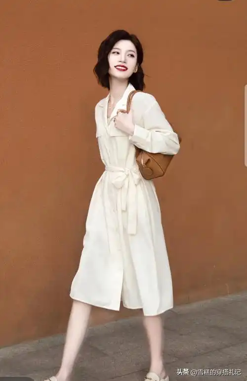 女人过了45岁,还是穿平底鞋最舒适好看!搭这3条裙子,优雅显瘦