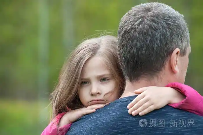 一个悲伤的女儿拥抱父亲的画像