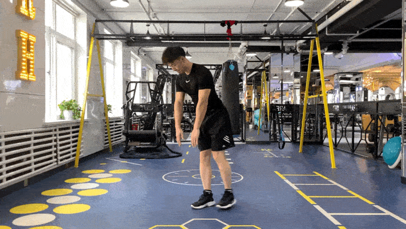 单腿直腿硬拉当然在具体的动作过程中,可以根据自己的实际情况来调整