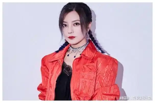 2001年,一张赵薇穿着印有日本国旗心形图案服装的照片引爆众怒.