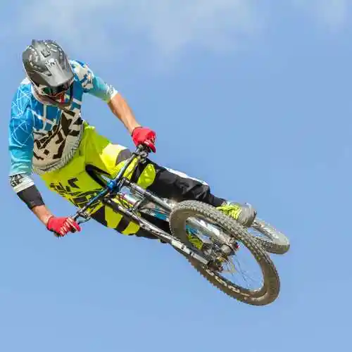 山地极限运动图片-在斜坡上骑自行车的骑士素材-高清图片-摄影照片-寻