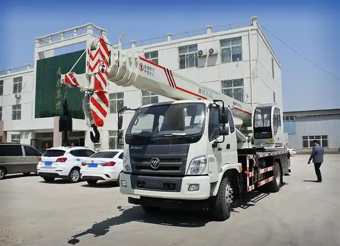 新天龙白色20吨汽车吊