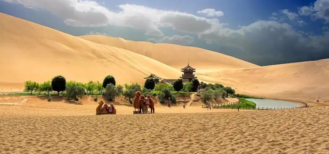 鸣沙山月牙泉风景名胜区位于甘肃省敦煌市城南5公里处,月牙泉处于