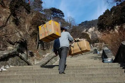 29岁挑夫每日挑百斤重担爬十八盘,中餐啃馒头,背后原因心酸