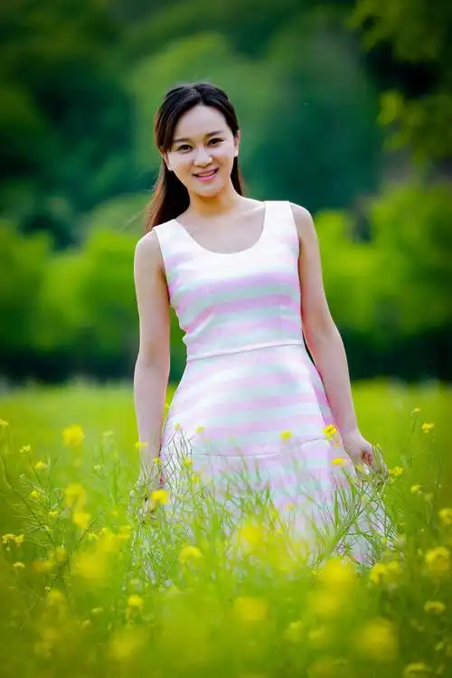 油菜花人像 模特:青年歌唱家(陈燕妮) 演唱:陈燕妮 摄影制作:琴痴