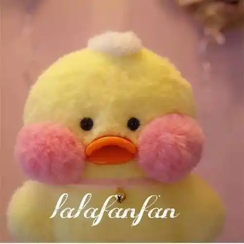 这只脸蛋鼓鼓的,嘴边有两坨粉红大腮红的小鸭子,她本身是手作玩偶lala