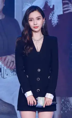 近日,angelababy现身某活动,身穿黑色连衣裙搭配大波浪卷发,曲线尽显