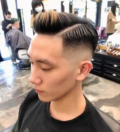 好了,以上就是今天给大家分享的3种帅气的男士发型,喜欢的话不妨试试