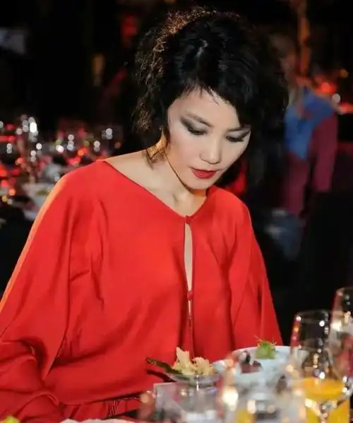 王菲真敢放飞自我化烟熏妆配大红唇穿红裙不惊艳反而气质全无