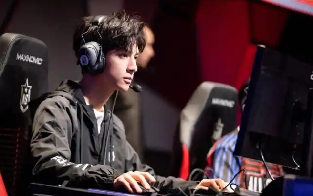 罗云熙上电竞综艺,离演员越来越远的电竞boy,粉丝:回来演戏吧