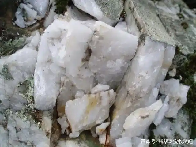 地壳中大量存在的石英岩岩脉,多用于建筑材料,材质细腻的可用作玉石.