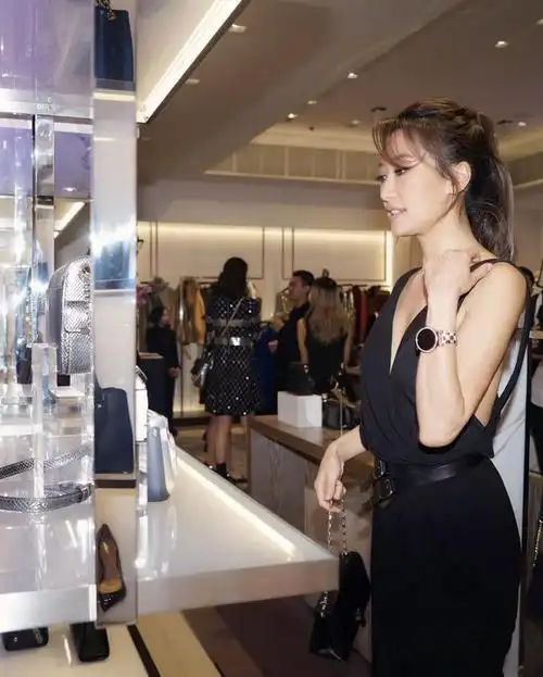 谢婷婷深v出席活动,她才是谢霆锋最宠的女人_网易订阅