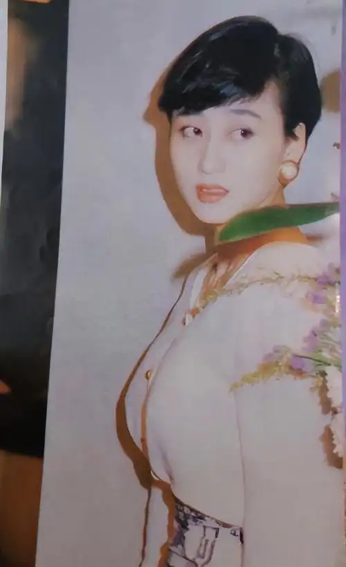 年轻时利智惊艳全身写真(作为香港性感尤物)(13)