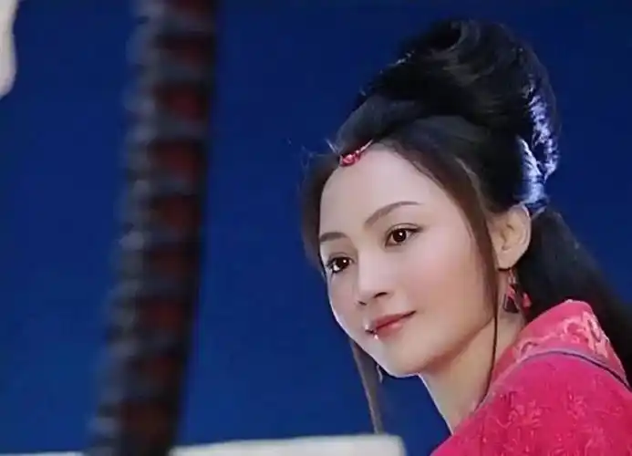 姚笛饰演的嫦娥身上,俗世美女的媚和娇是够的,帝女的清冷疏离弱了一些