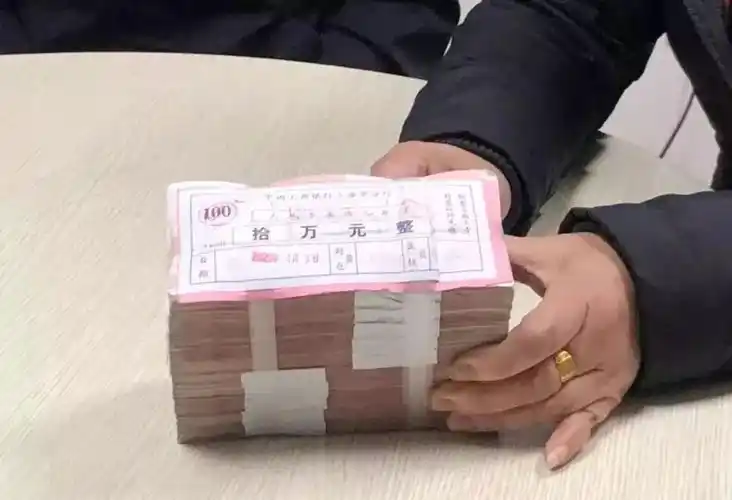 上海:母亲刚从银行提了40万,儿子一下子就弄丢10万!急死人……_现金