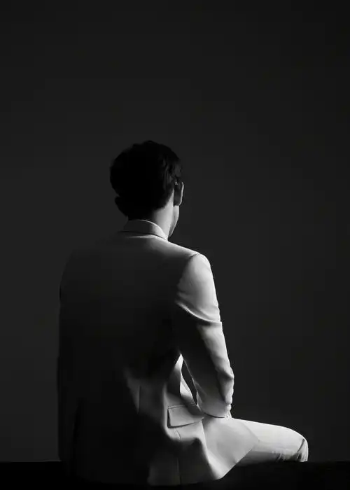 6 李现黑白高级质感大片,简单的黑色背景,高级感十足,加上精致的背影