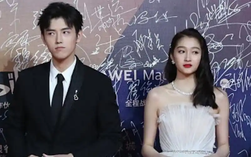 爆笑关晓彤陈飞宇对称表情逗笑全场从眼神到肢体都在强烈抗拒