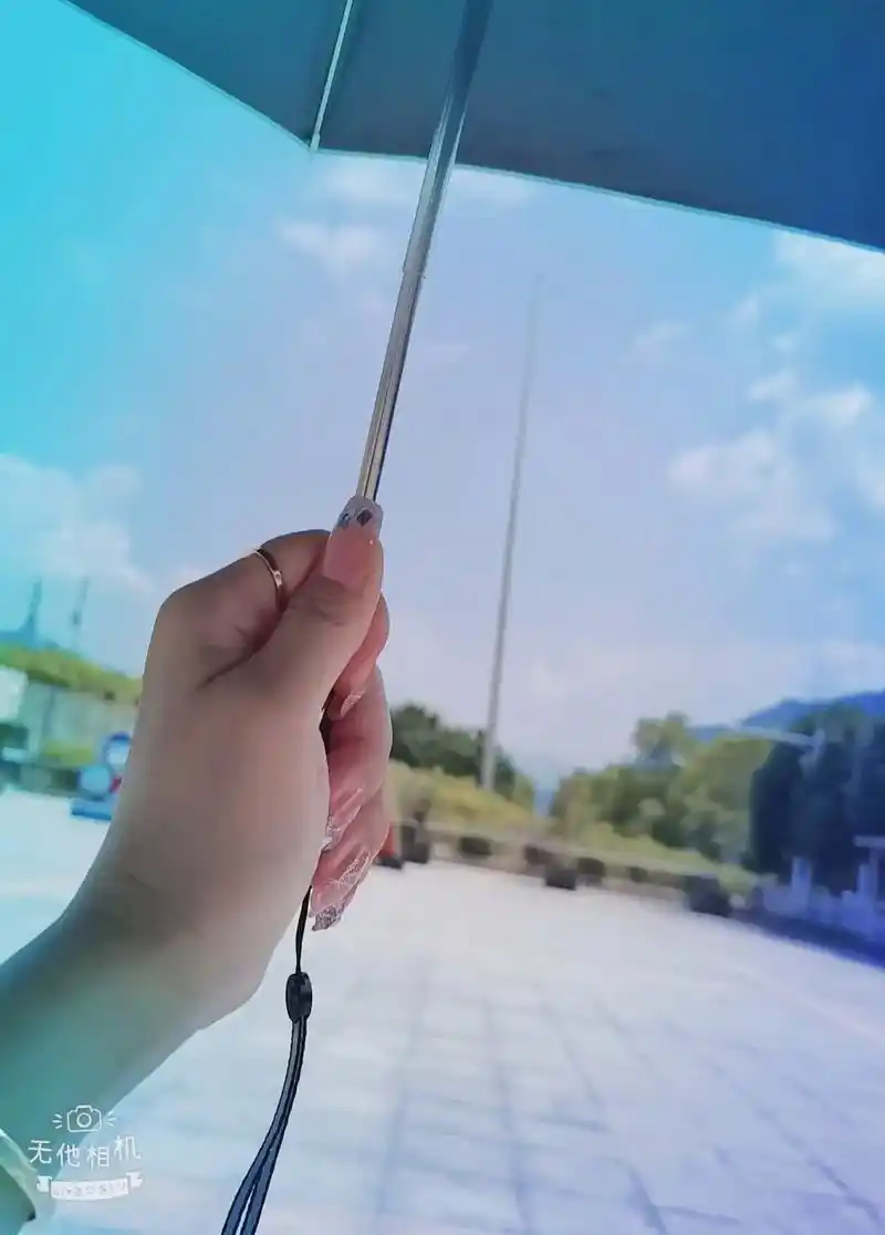 我是,出来,打伞,晒太阳的,,回到广州又黑了几个度, - 抖音