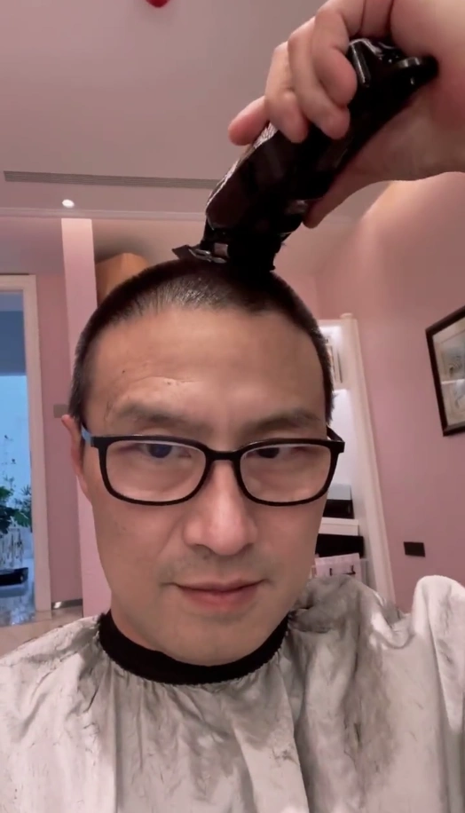 汪峰为发新专辑剪掉长发,给章子怡发视频诉苦:这次彻底完了!_头发