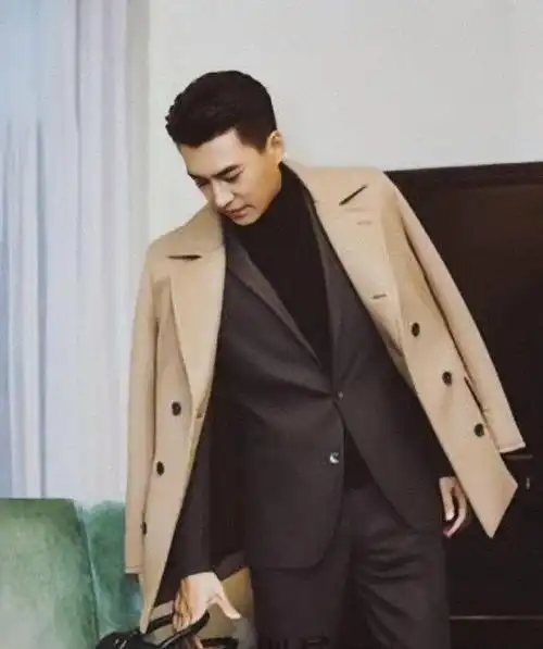 靳东30岁后的发型告诉我们:"方脸大叔的帅气得靠留对发型体现"