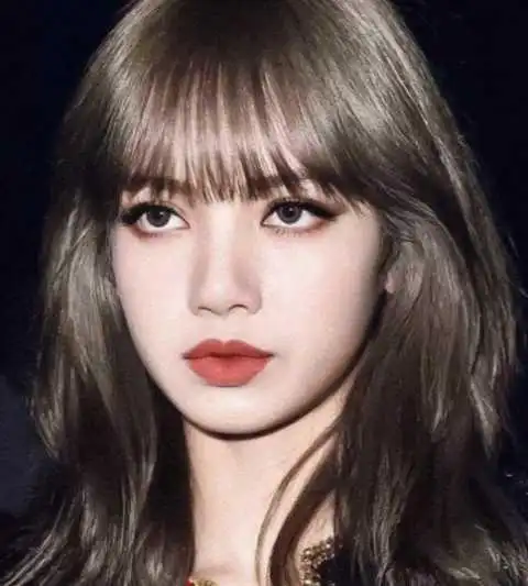 lisa金色短发杂志大片曝光,斜肩抹胸配短裤,好似真人芭比|lisa|发型