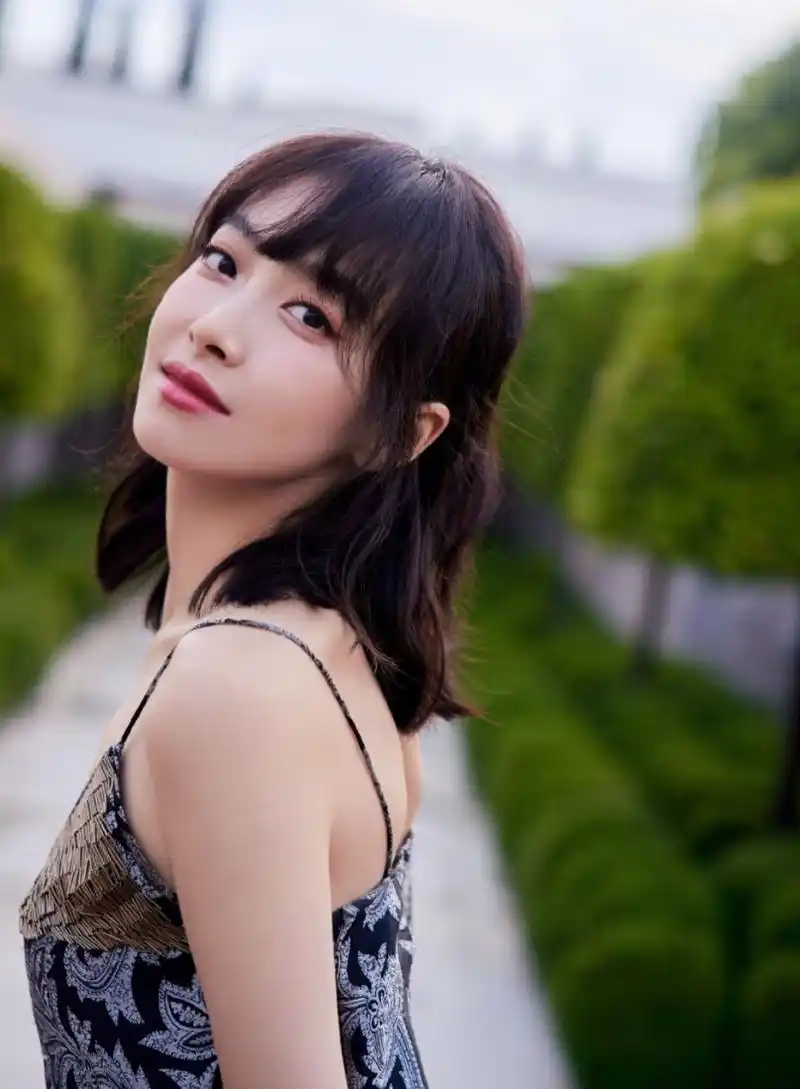 宋茜齐刘海深v写真,身材有点不忍直视,太瘦了没有看点!