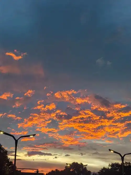 傍晚的天空色彩斑斓