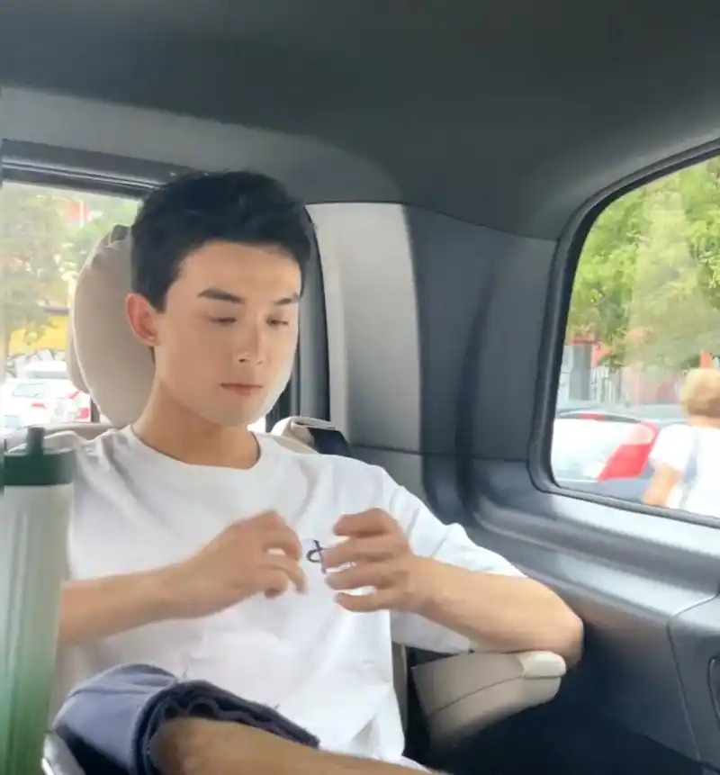 以前还有人一直说吴磊侧颜会减分,但目前来看他的颜值并没有什么短板.