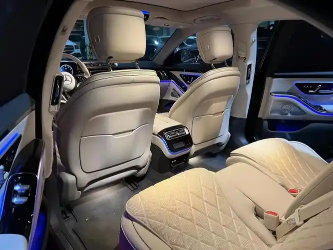 奔驰s500l的内饰设计就像一座移动的总统套房,相当的豪华.