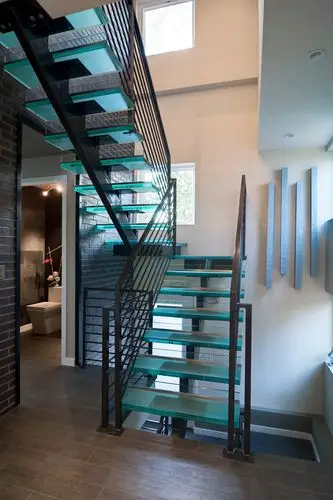 双层玻璃踏步板楼梯装修效果图