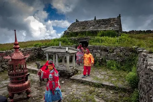 在武功山金顶古祭坛上进行表演