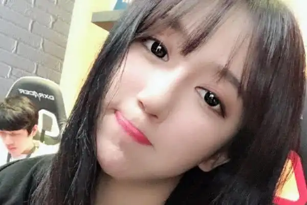 呆妹儿与老男人外出吃饭,被粉丝撞见瞬间变脸,呆妹儿:这是我爹