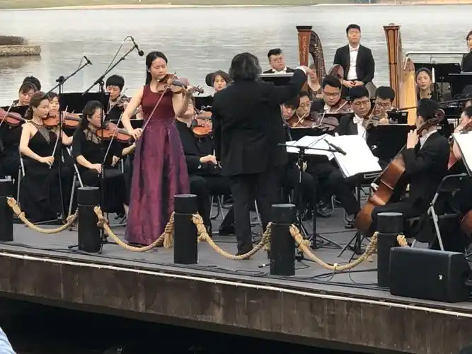 人才公园开园两周年露天交响音乐会演奏现场