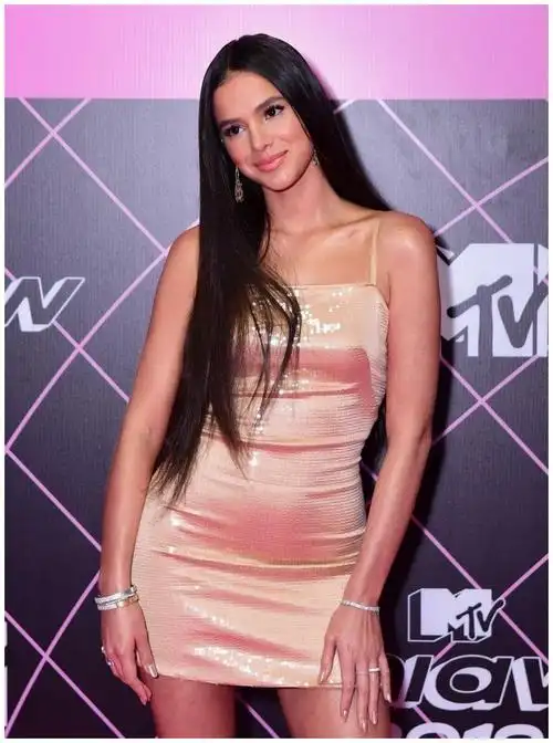 内马尔女友布鲁娜,吊带裙亮相颁奖礼,长发过腰性感十足