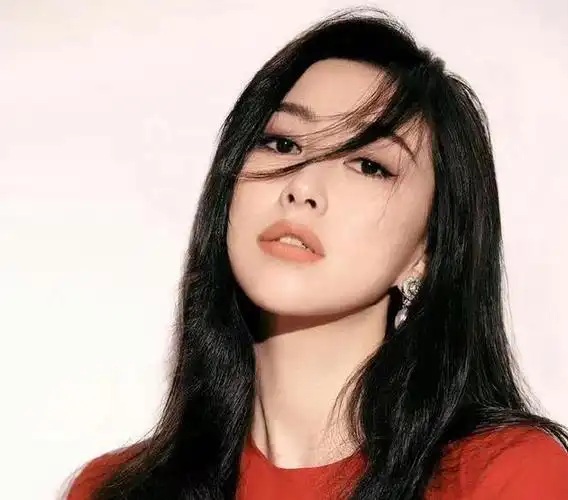 家世显赫从不炫耀长达10年入选世界百美演员朱珠可不是个花瓶