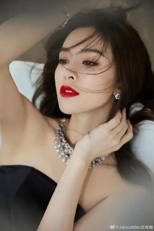 港风十足!文咏珊电影节写真_网易订阅