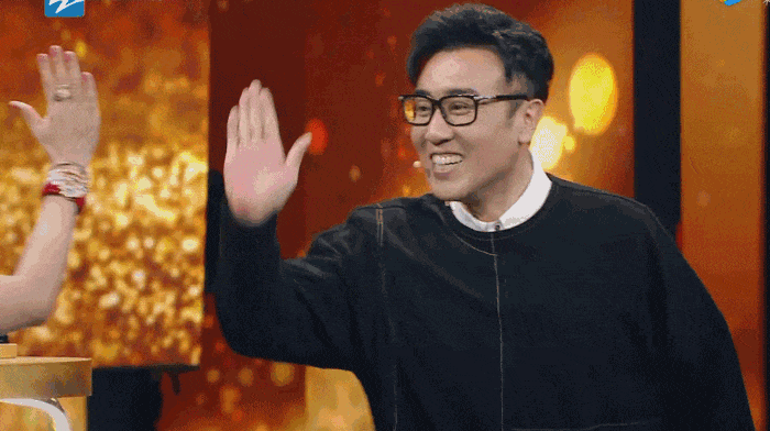 章子怡也是瞬间变身小迷妹,用欣赏的小眼神目送于和伟上场,这个表情