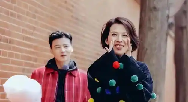 50岁蔡少芬罕晒小儿子,西瓜头眉眼复刻亲妈,网友却因为像谁炸锅|张晋