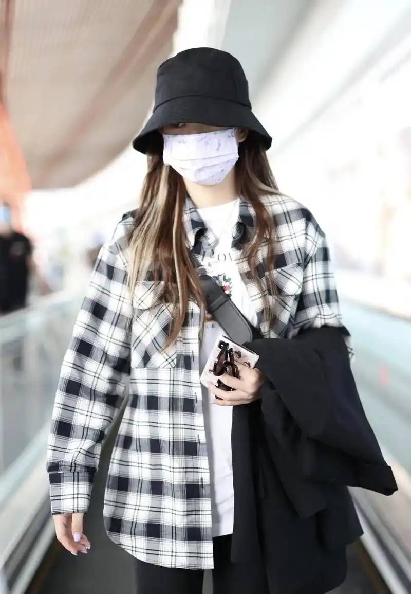 郭碧婷产子以后,机场外现身,贵妇气质十足