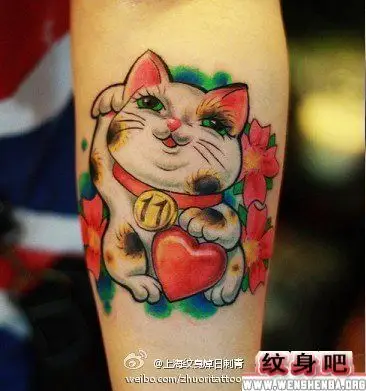 手臂可爱的招财猫纹身图案