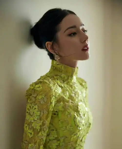 热巴穿旗袍亮相封神!罕见尝试国风造型太美了,穿一身绿色太时尚_设计_