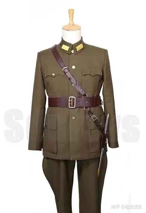 军官一般使用山姆布朗武装带,但上战场时只使用士兵腰带,山姆布朗武装